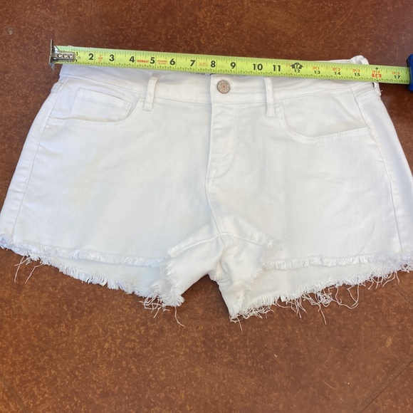 EUC Women’s Old Navy White Cut Off Denim Shorts Sz 4 - Picture 4 of 8